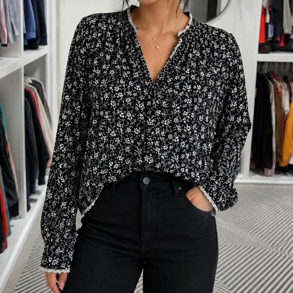 Black white floral button